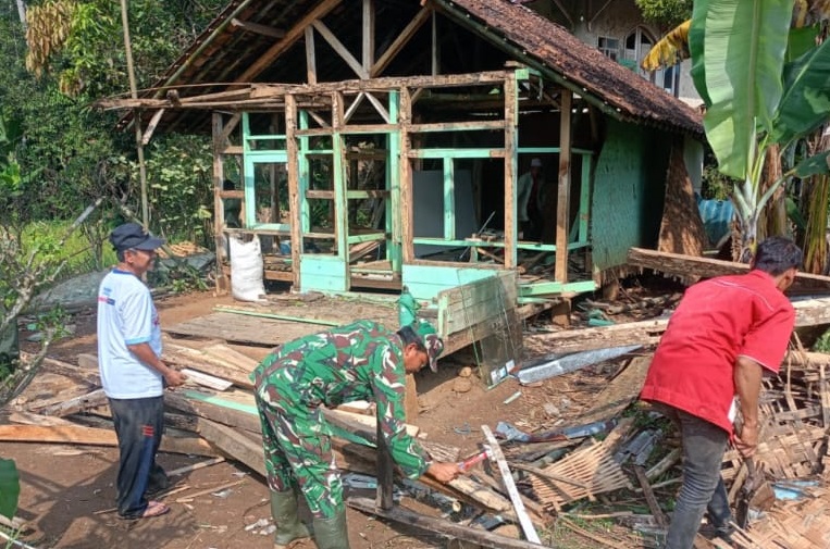 Wujudkan Hunian Layak, Serka Sartono Pelopori Karya Bakti Rutilahu di Kampung Pasir Lenang