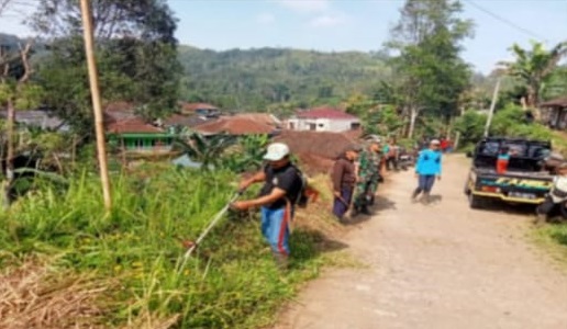 Aksi Gotong Royong, Sertu Arifin Pelopori Pembersihan Jalan Desa Sukakarya