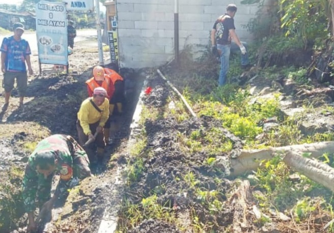 Cegah Banjir, Sertu Suryadi Gerakkan Karya Bakti Pembersihan Saluran Air di Kampung Tegal Koneng
