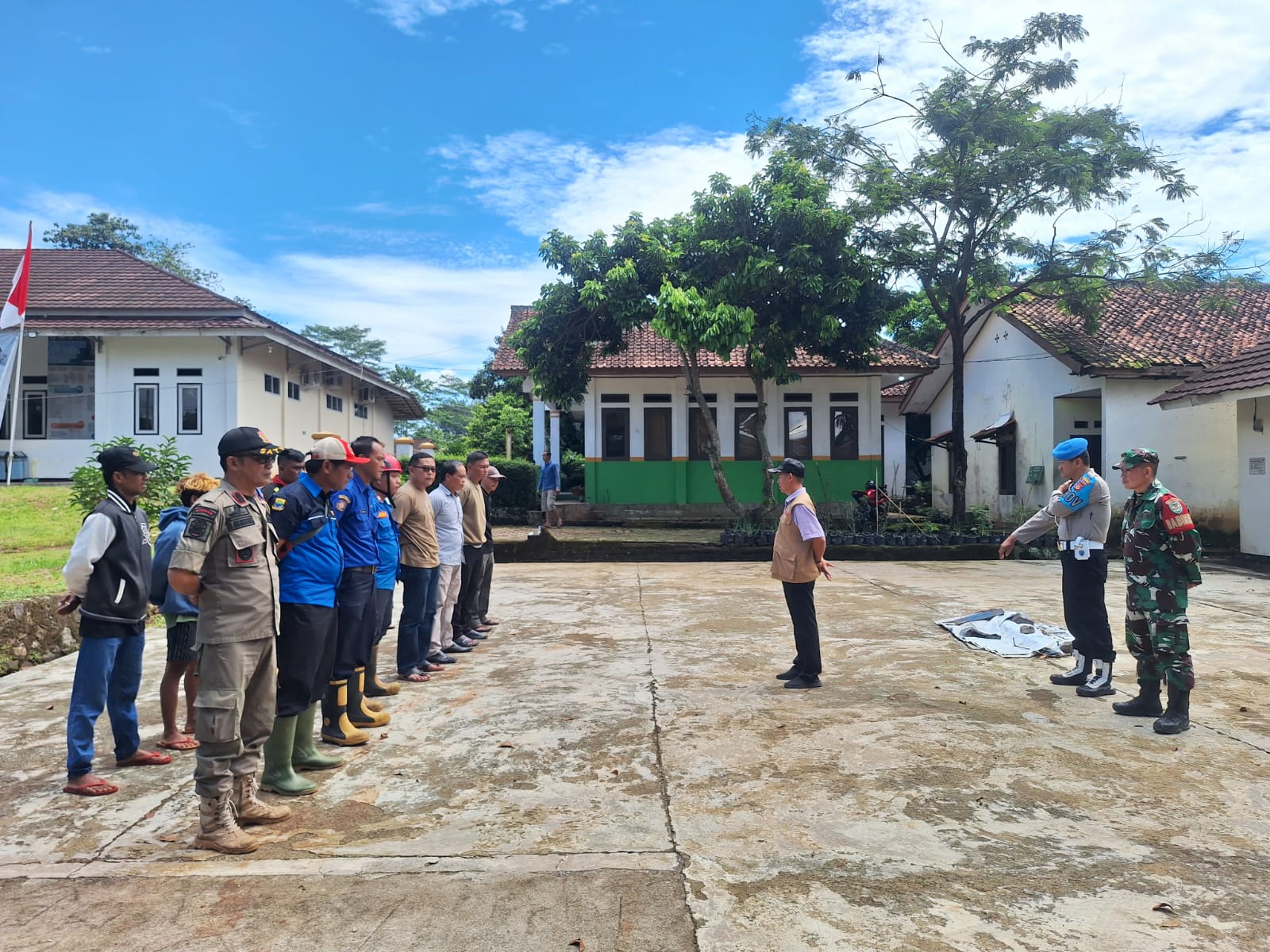 Respons Cepat Keluhan Warga, Serka Dasep Bersama Forkopimcam Mande Hentikan Galian Tanah di Desa Bobojong