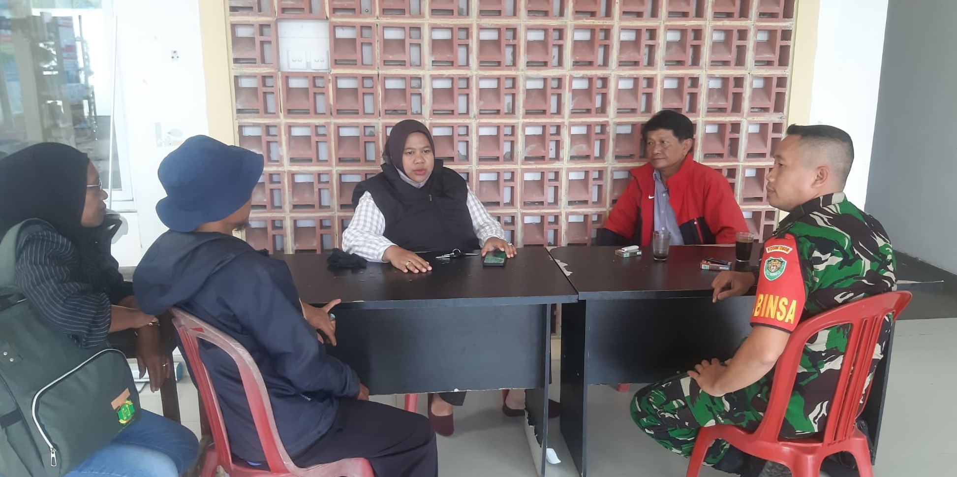 Peduli Kebersihan Lingkungan, Pelda Endang Koordinasi Penanganan Sampah Bersama Kades Mangunkerta