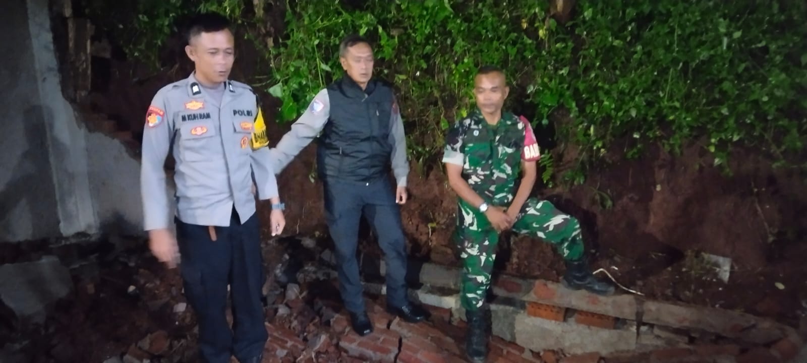 Respon Cepat Pasca Hujan Deras, Serka Dede Pantau Evakuasi Bangunan Roboh di Desa Sukamaju