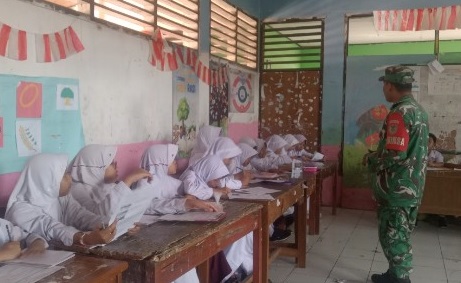 Tanamkan Kedisiplinan Sejak Dini, Serma Herman S Berikan Pembinaan di SDN Cipetir 2 Haurwangi