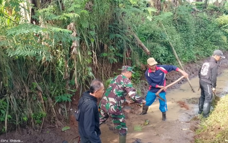 Pastikan Kelancaran Air Sawah, Serda Denden Sunjani Pelopori Normalisasi Irigasi Tersier di Mekarjaya