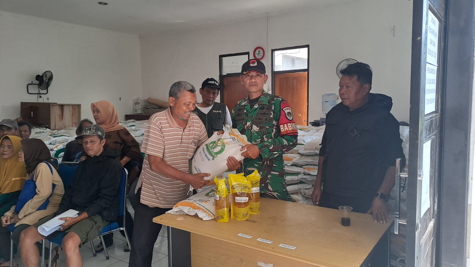 Pastikan Distribusi Tepat Sasaran, Babinsa Pamoyanan Serka Sulaeman Monitor Pembagian Bantuan Pangan Nasional