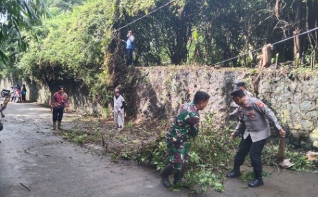Wujudkan Lingkungan Asri, Babinsa Serka I Wayan Baskara Pimpin Karya Bakti Bersama Warga di Desa Cirumput