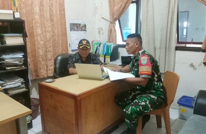 Sinergi Babinsa dan Desa: Sertu Rudi Kawal Pendataan Warga Penerima Bantuan Pangan Agar Tepat Sasaran