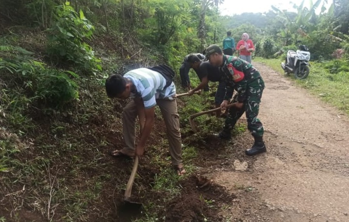 Babinsa Panyusuhan Sertu Asep Supriatna Ajak Warga Gotong Royong Bersihkan Jalan Desa