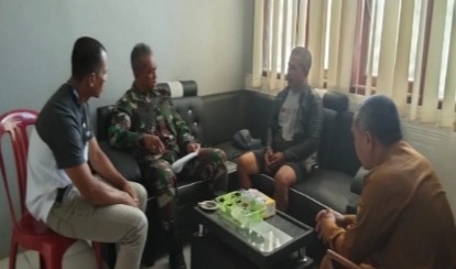 Pererat Hubungan dengan Aparatur Desa, Serma Nana S. Laksanakan Komsos di Kantor Desa Hegarmanah