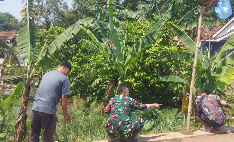 Tumbuhkan Semangat Gotong Royong, Sertu Rudi Marpudin Pelopori Karya Bakti Bersama Warga Hegarmanah