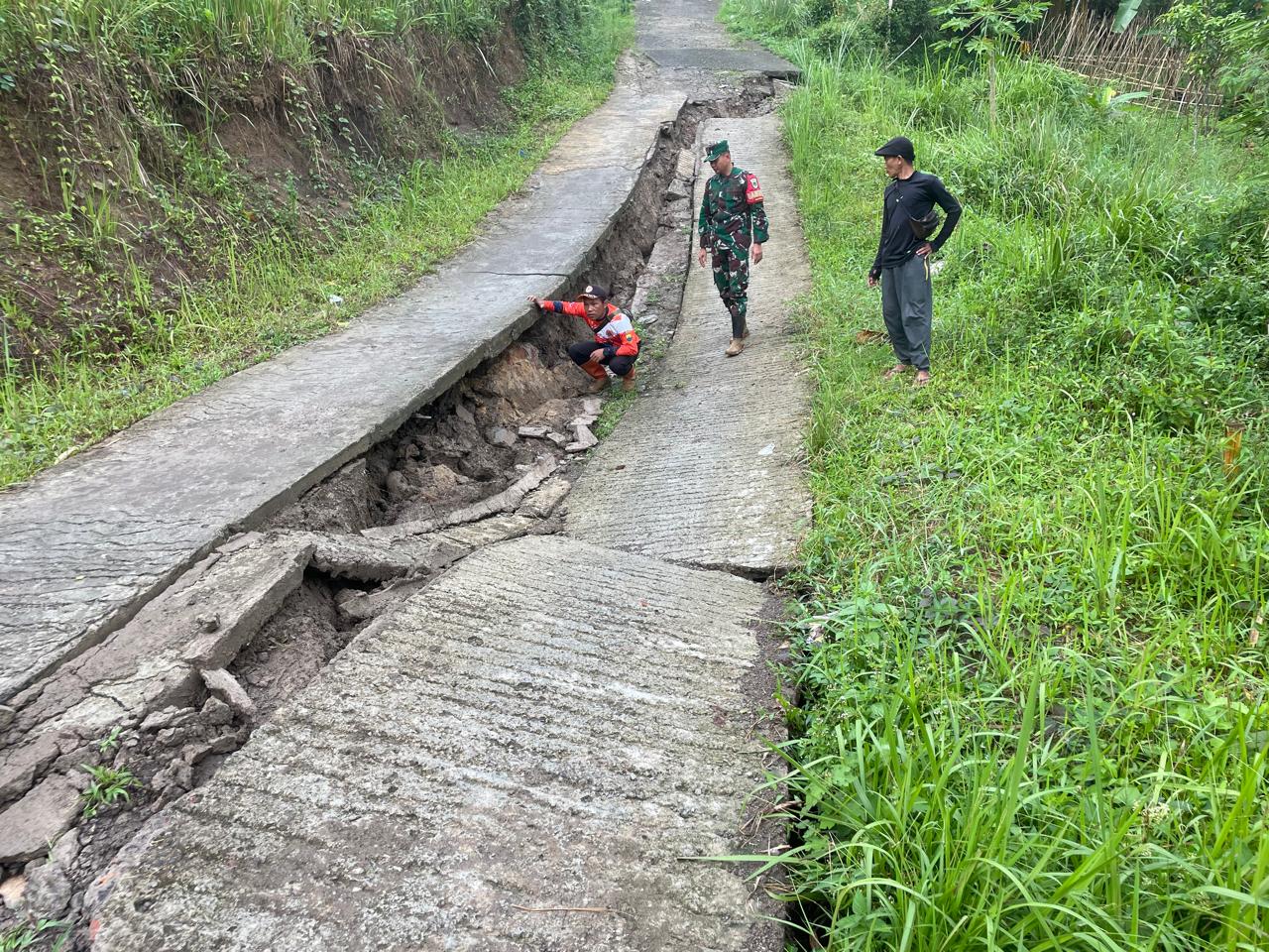 Jalan Desa Amblas, Koptu Iwan Gerak Cepat Pimpin Penanganan Pergerakan Tanah di Rawabelut