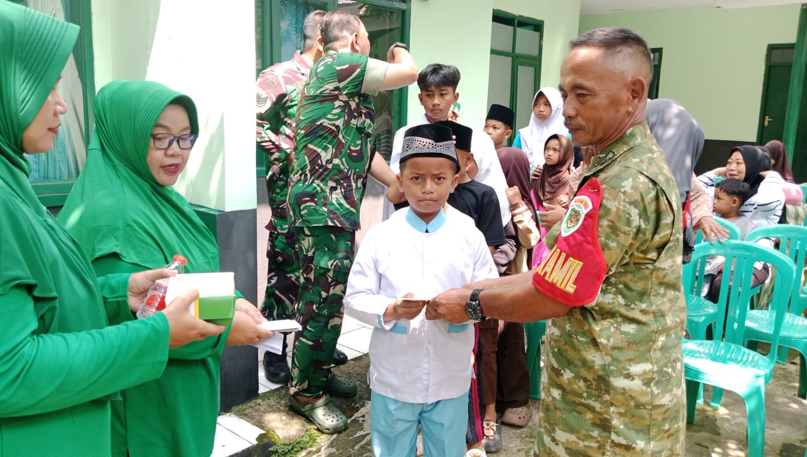 Wujud Kepedulian, Danramil Mande Pimpin Langsung Penyaluran Santunan Anak Yatim