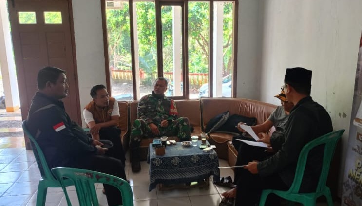 Perkuat Sinergitas Tingkat Desa, Babinsa Sindangsari Gelar Komsos Bersama Perangkat Desa