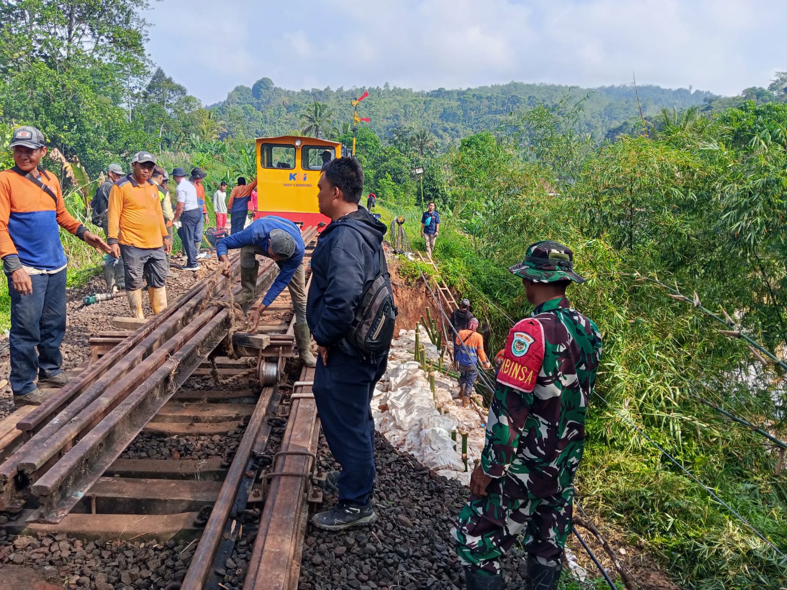 Aksi Cepat Kopka Samsul Tangani Longsor Tebing Rel Kereta Api di Jalur Lampegan
