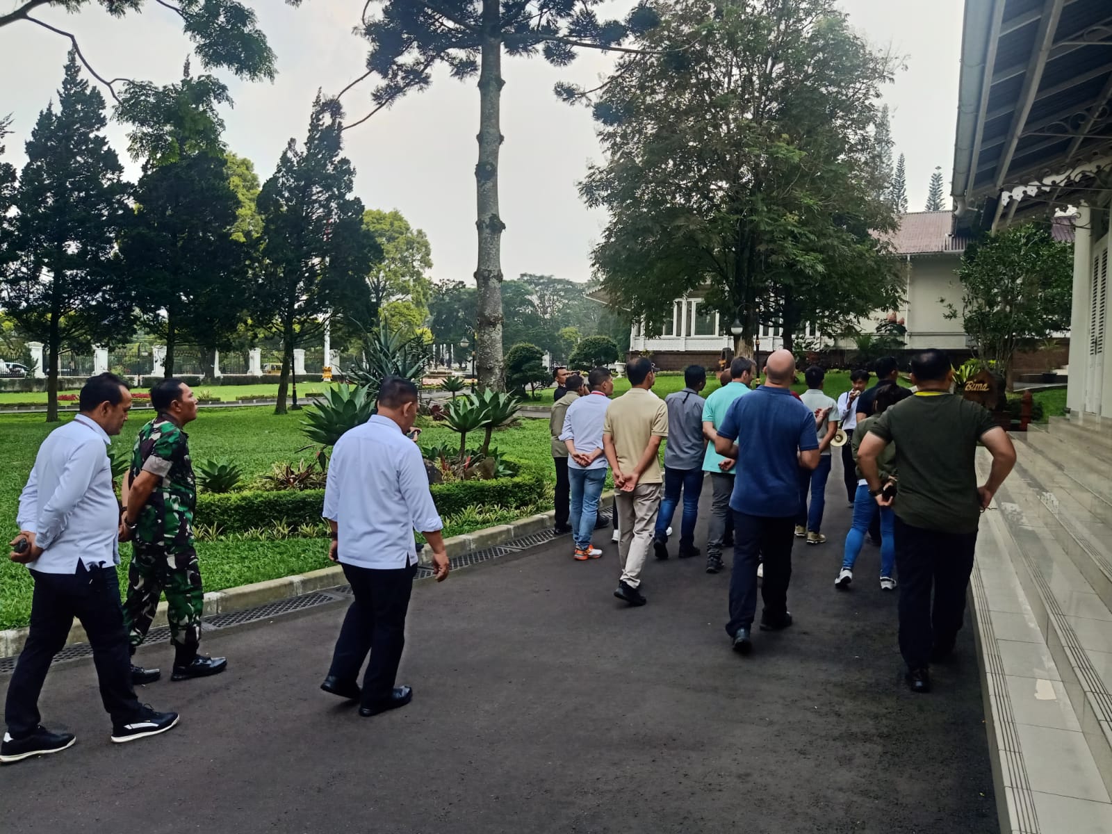 Perkuat Diplomasi Militer, Danramil 04/Cipanas Kawal Kunjungan Tamu Tentara Luar Negeri di Istana Cipanas