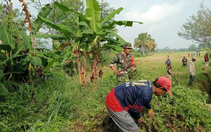 Babinsa Sertu Ruslan Pimpin Kerja Bakti Perbaiki Saluran Air di Kp Babakan Desa Bojonglarang