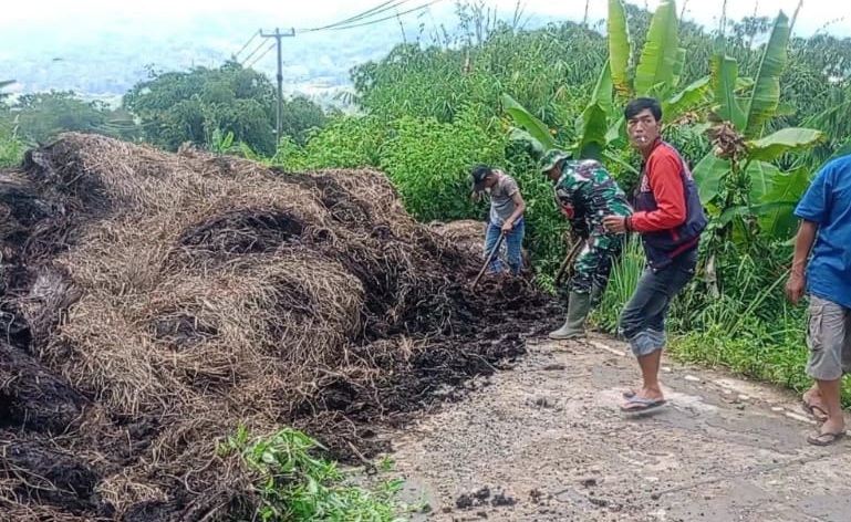 Sigap Bencana, Babinsa Cimenteng Pantau Langsung Lokasi Longsor di Kp. Cibanteng