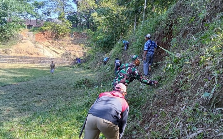 Wujudkan Lingkungan Bersih, Babinsa Sindangsari Gelar Kerja Bakti Bersama Warga