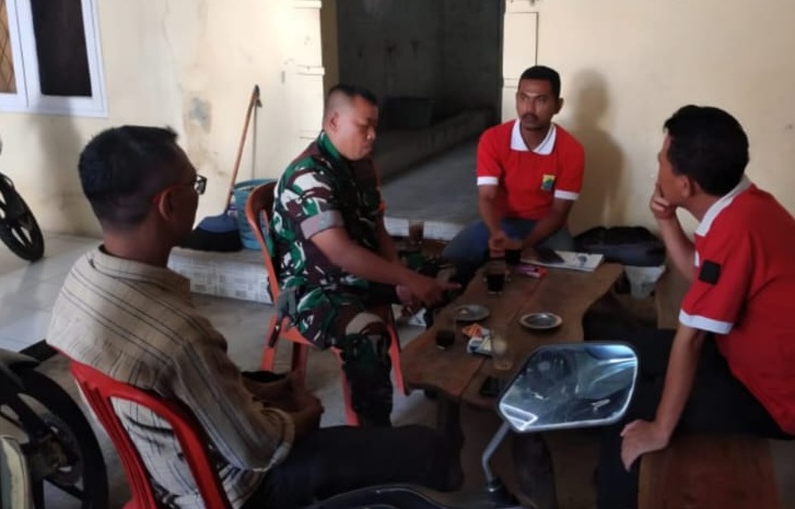 Pererat Sinergitas, Babinsa Desa Sukamanah Gelar Komsos Bersama Aparatur Desa