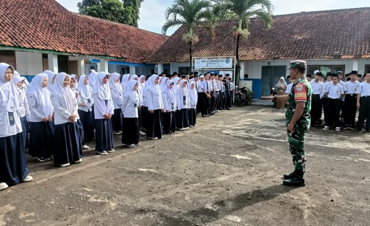 Babinsa Koramil Ciranjang Berikan Materi Wasbang dan PBB di MI Al-Ibrohimiyah