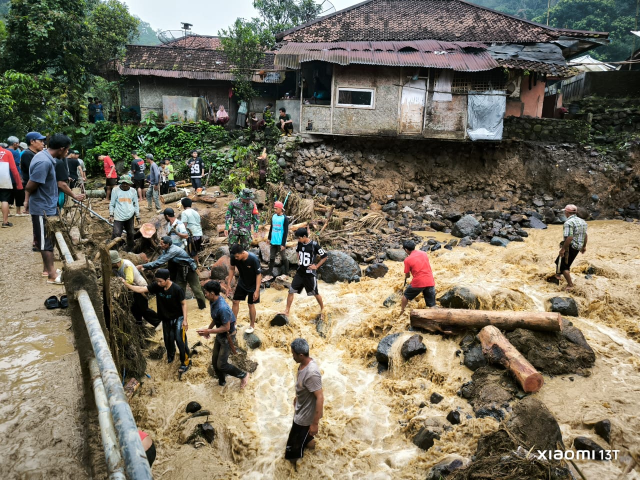 Babinsa Koramil 12/Campaka Sigap Pimpin Gotong Royong Tangani Banjir Bandang di Desa Girimukti