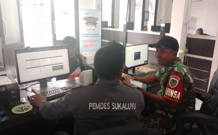 Pastikan Bansos Tepat Sasaran, Serda Budi Waluyo Kawal Sinkronisasi Data di Desa Sukaluyu