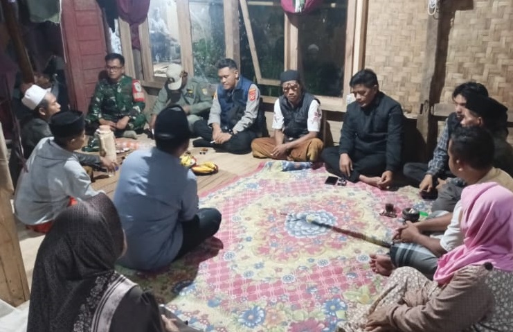 Jaga Kondusivitas Wilayah, Babinsa Desa Padaasih Gelar Komsos Malam Bersama Tokoh Agama