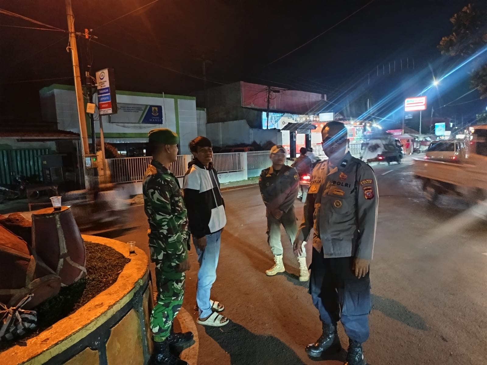 Jaga Kondusivitas Wilayah, Babinsa Koramil 08/Mande Perkuat Sinergitas dalam Patroli Cipta Kondisi