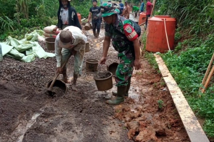 Pererat Kemanunggalan, Babinsa Desa Girijaya Gelar Kerja Bakti Bersama Warga Cimanggu