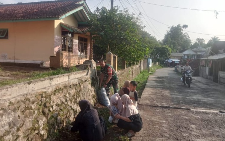 Jaga Kebersihan Lingkungan, Babinsa Desa Sukajaya Ajak Warga Kerja Bakti di Kampung Cileungsi