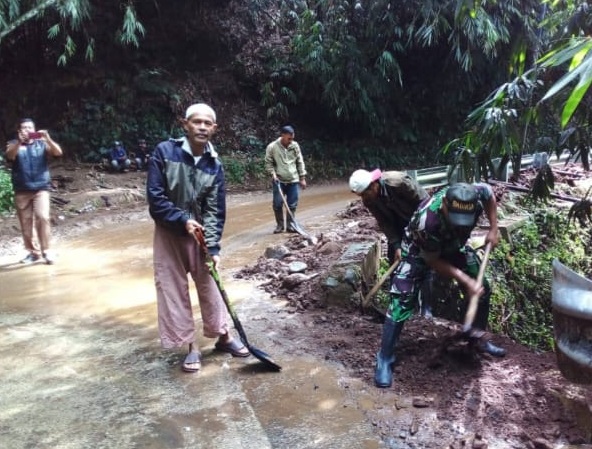 Wujudkan Akses Layak, Babinsa Kebonpeuteuy Pimpin Aksi Gotong Royong Bersihkan Jalan Desa