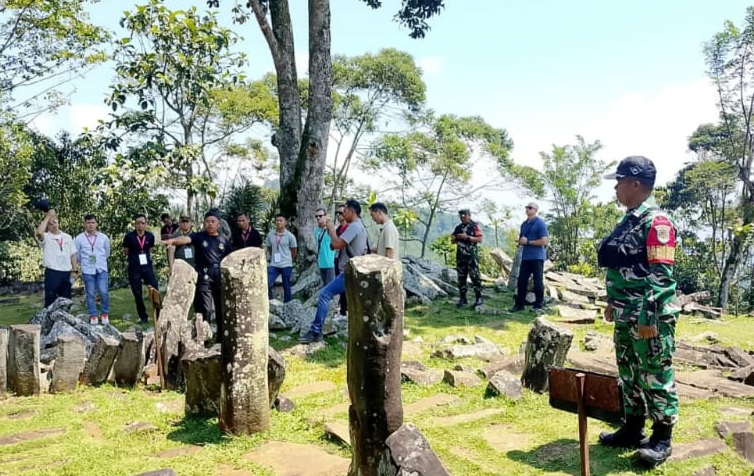 Babinsa Desa Karyamukti Pantau Arus Wisatawan di Situs Megalitikum Gunung Padang