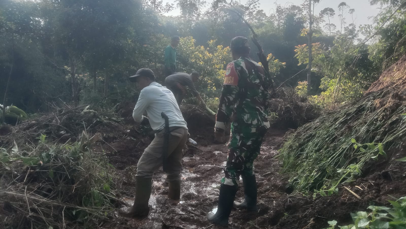 Akses Jalan Terputus Longsor, Sertu Ahmad Babinsa Desa Campaka Pimpin Kerja Bakti Bersama Warga