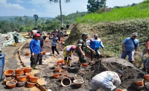 Sinergi Membangun Desa, Peltu Taman Jaoharudin Pelopori Pengecoran Jalan di Sukanagara