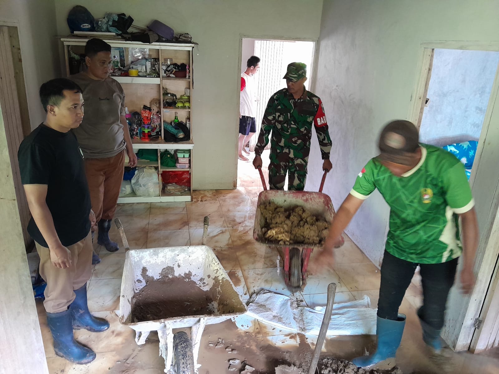 Tanggap Bencana, Babinsa Desa Sukajadi Serka Iswadi Gerak Cepat Bantu Warga Terdampak Longsor