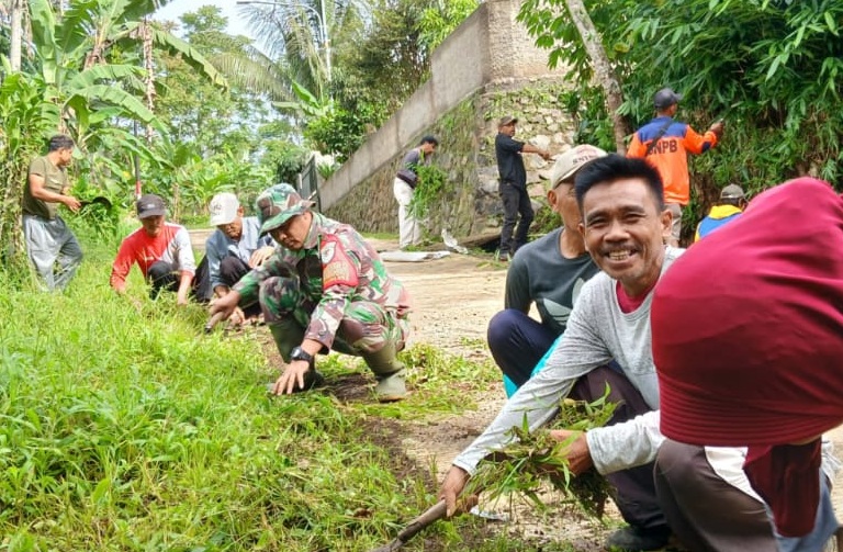 Sertu Alber Suhermi Pelopori Karya Bakti Pembersihan Lingkungan di Desa Padaluyu