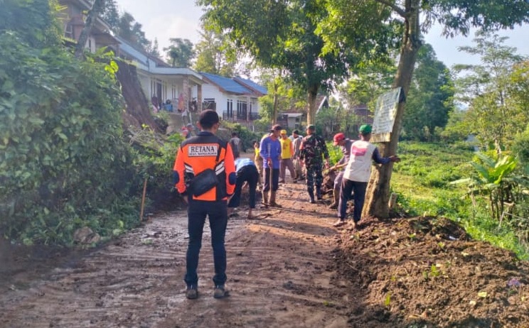 Aksi Cepat Tanggap, Serka Rismadani Pimpin Pembersihan Material Longsor di Kadupandak