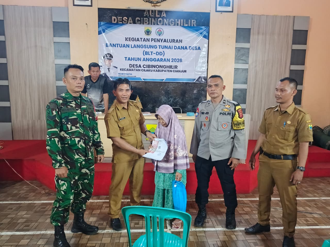 Pastikan Transparansi Bantuan, Serka Rusdiawan Kawal Penyaluran BLT DD di Desa Cibinonghilir