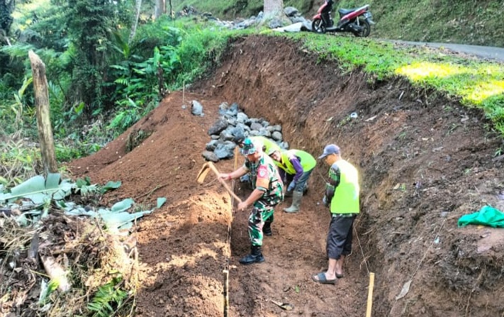 Sertu Asmawi Pelopori Pembangunan TPT guna Perkokoh Infrastruktur Desa Cikadu