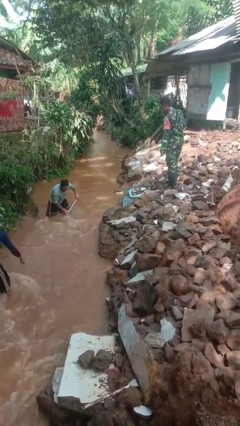 Aksi Cepat Kemanusiaan, Sertu Ahmad Kawal Penanganan Rumah Roboh Akibat Luapan Sungai di Campaka