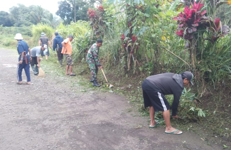 Wujudkan Lingkungan Asri, Serka Maryono Pelopori Karya Bakti Pembersihan Jalan di Desa Sukamanah