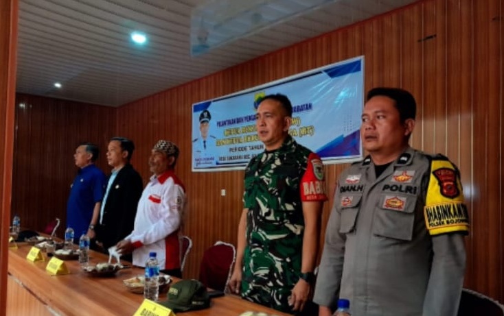 Babinsa Desa Sukarama Hadiri Pelantikan Pengurus RT dan RW se-Desa Sukarama