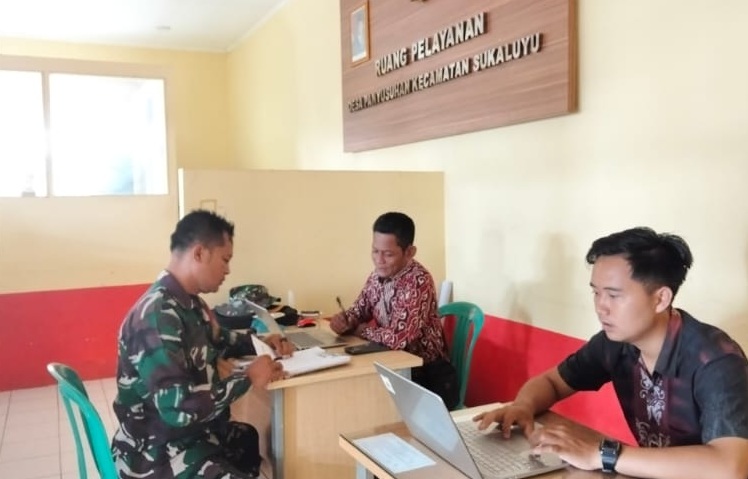 Sertu Asep Supriatna Kawal Validasi Data Penerima BLT di Desa Panyusuhan
