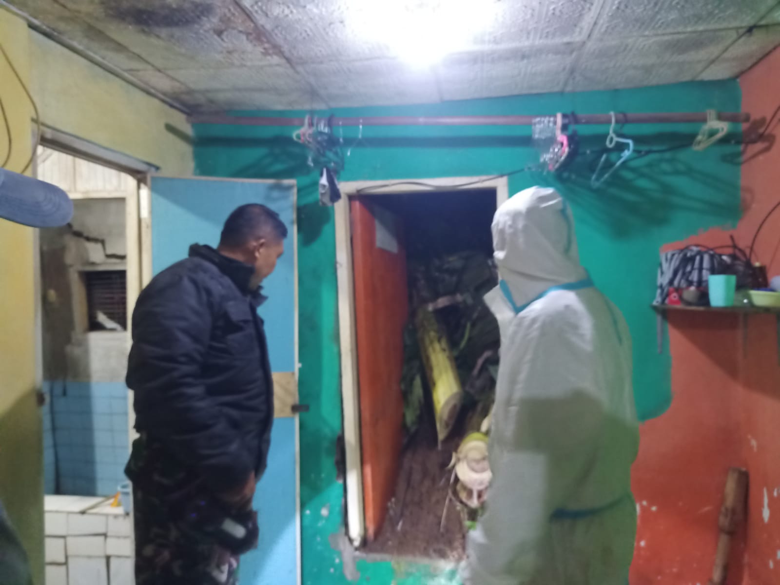 Gerak Cepat Kemanusiaan, Sertu Asep Dedi Pimpin Penanganan Longsor di Kampung Landbau