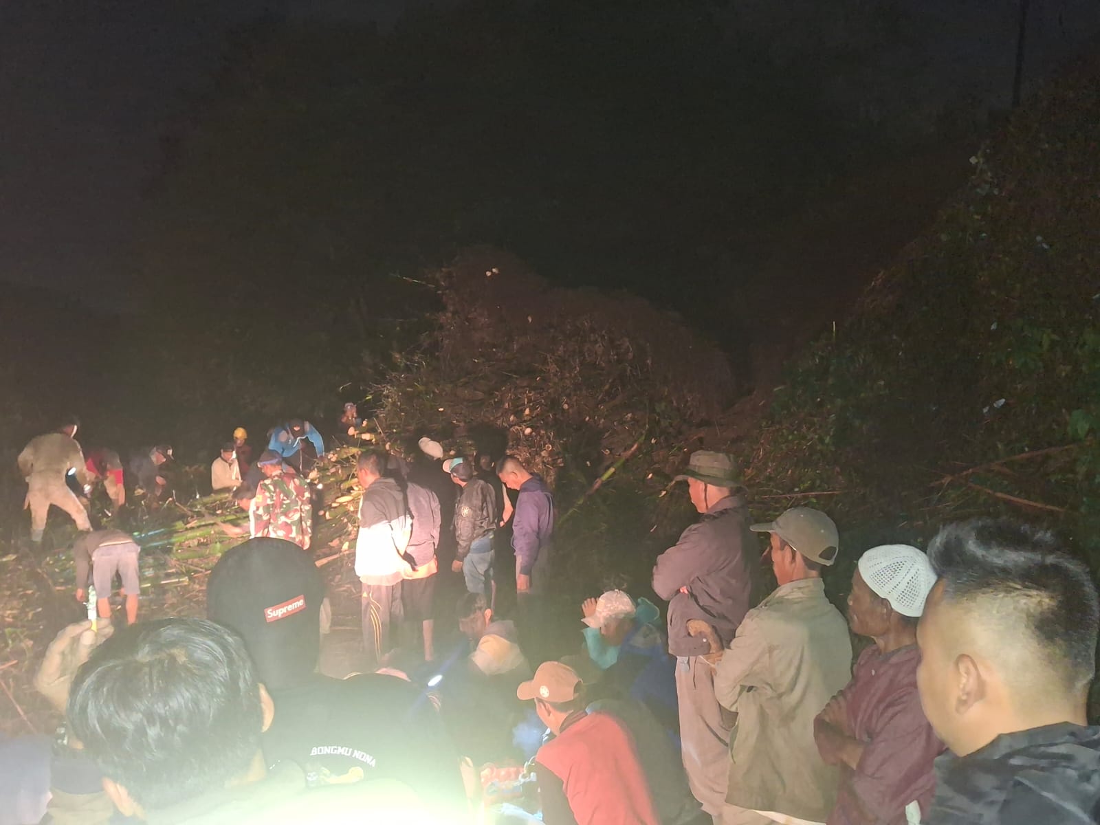 Sertu Haryono Pimpin Evakuasi Longsor Rumpun Bambu di Jalan Raya Mariwati