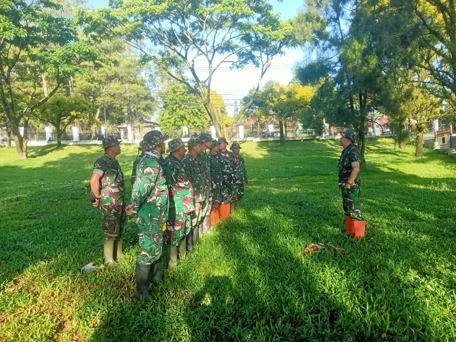 Sinergi Tanpa Batas, Anggota Kodim 0608/Cianjur Pimpin Pembersihan Pasca Robohnya Pagar Lahan Setneg di Gadog