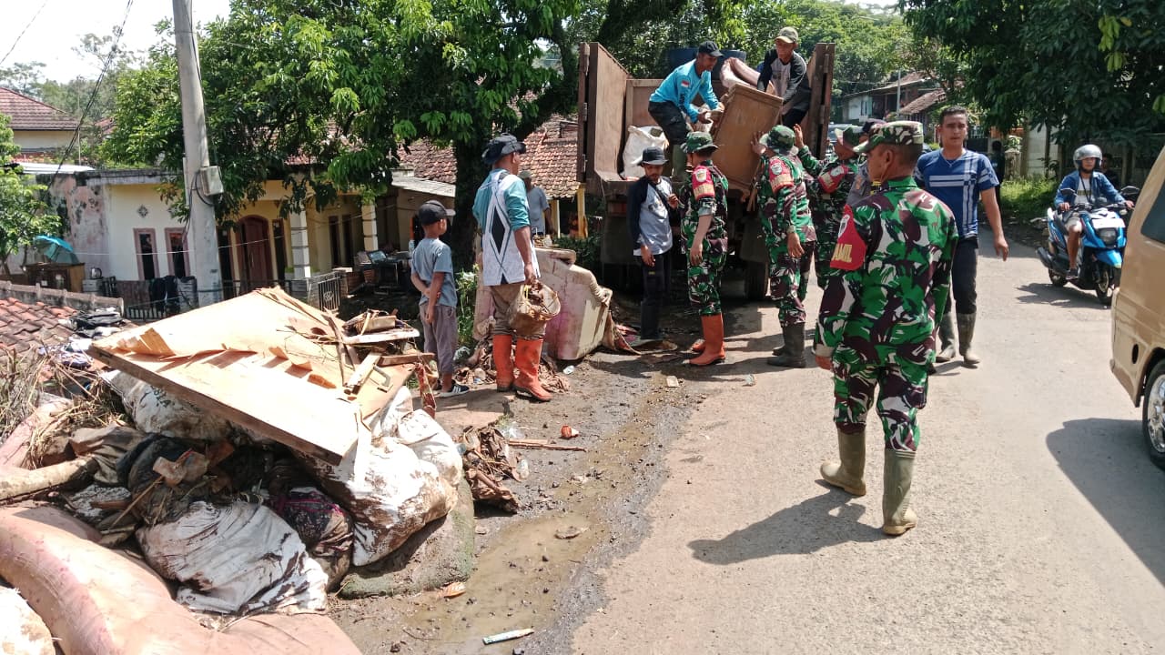 Wujudkan Kemanunggalan, Anggota Kodim 0608/Cianjur Bahu-Membahu Bersihkan Dampak Banjir di Jamali