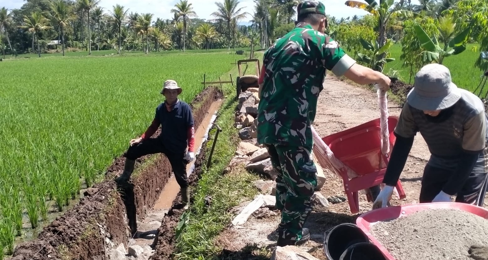 Wujudkan Infrastruktur Desa, Babinsa Babakansari Gotong Royong Bangun TPT Bersama Warga