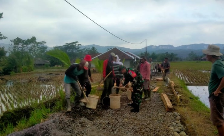 Percepat Akses Jalan Desa, Babinsa Talagasari dan Warga Kompak Laksanakan Karya Bakti