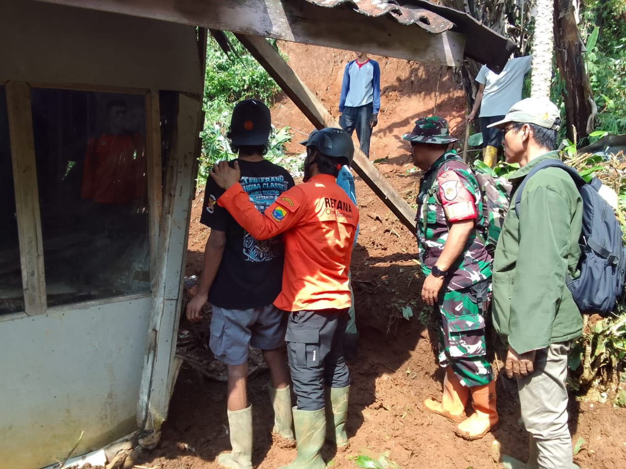 Babinsa Desa Cidadap Bersama Pemerintah Desa Gotong Royong Tangani Dampak Bencana Alam